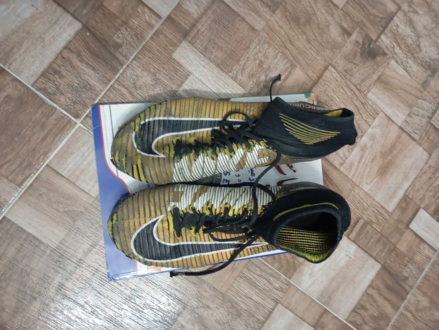 کفش ورزشی|کیف، کفش، کمربند|شیراز, لاله|دیوار