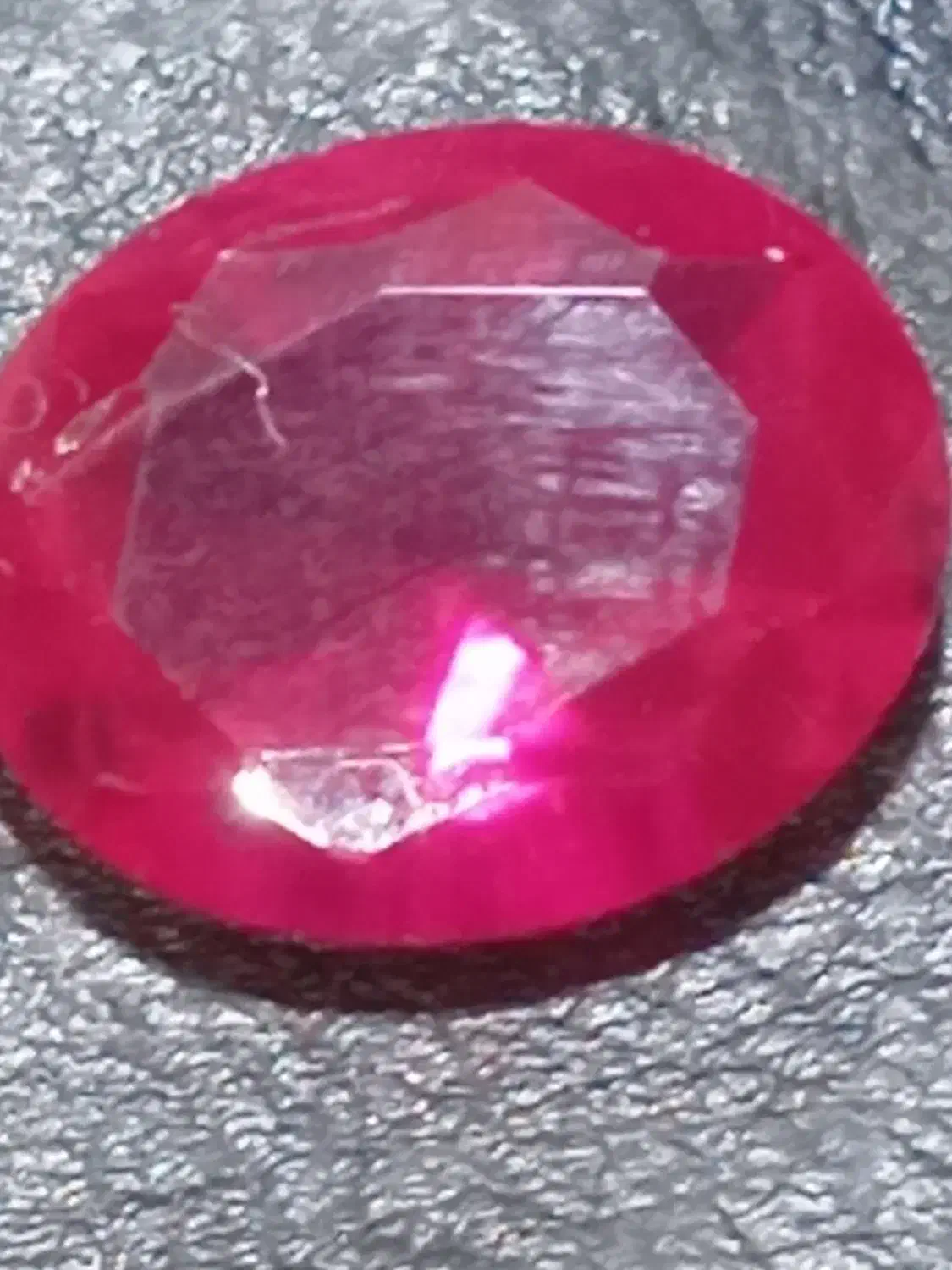 یاقت سرخ|جواهرات|شاهینشهر, گزبرخوار|دیوار