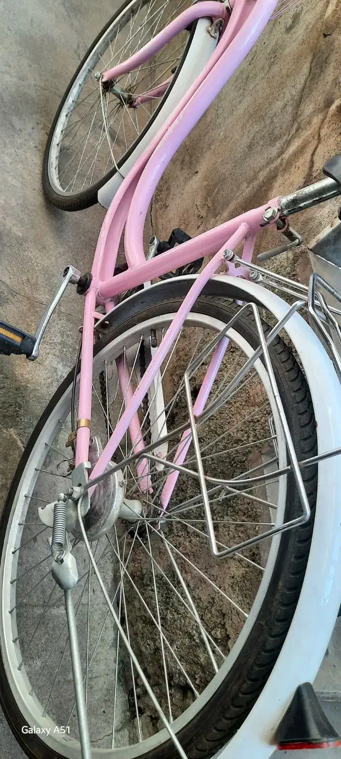 دوچرخه سفید و صورتی سالم در حد نو|دوچرخه، اسکیت، اسکوتر|بندر انزلی, نیمه شعبان|دیوار