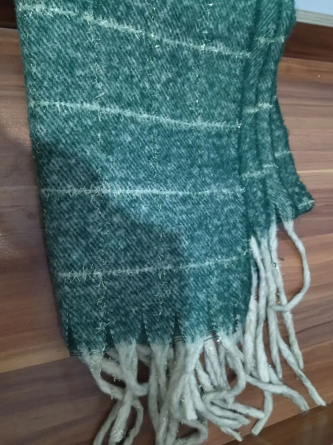 بارونی وشال مجلسی|لباس|رباط‌کریم, نصیرشهر|دیوار