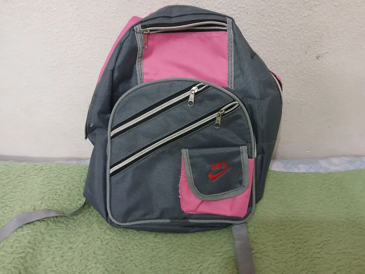 کولی مدرسه نو|کیف، کفش، کمربند|شاهینشهر, عطار|دیوار