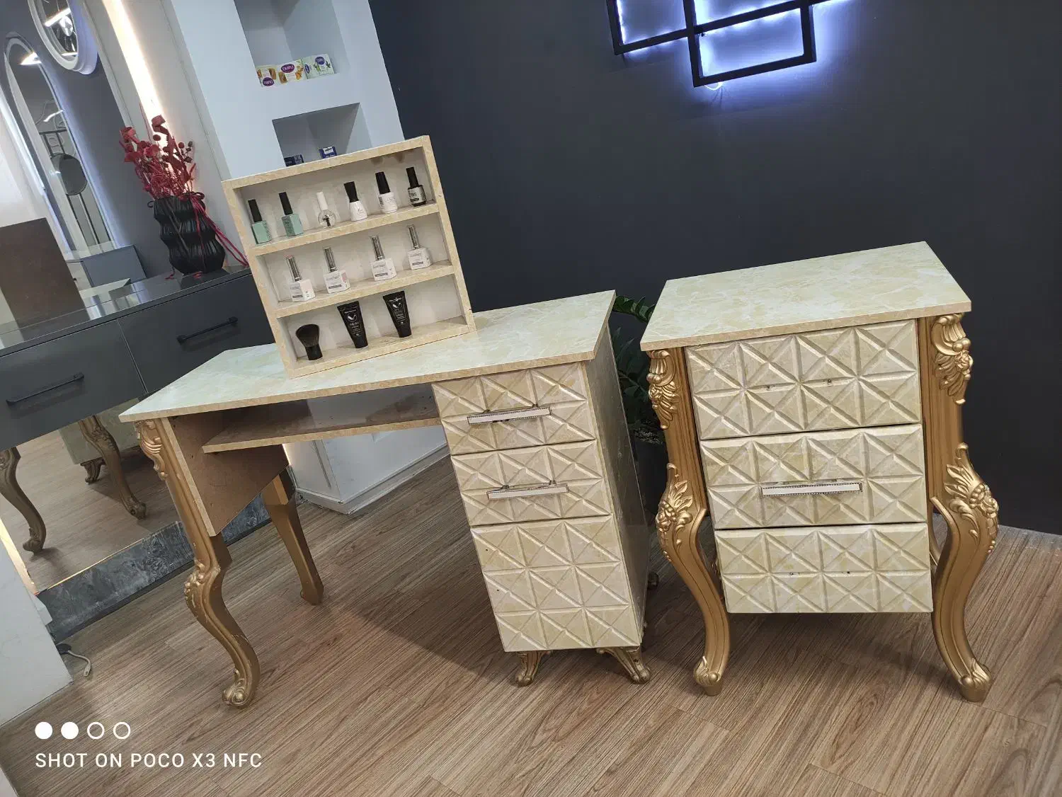 میز مناسب برای لاین ناخن|آرایشگاه و سالنهای زیبایی|بیرجند, |دیوار