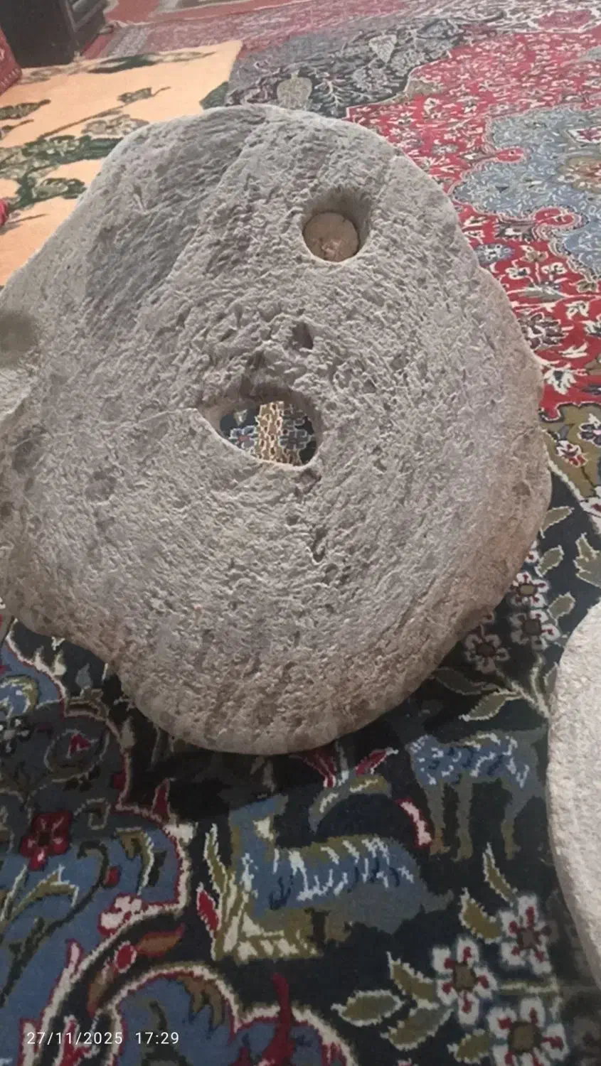 سنگ آسیاب /سنگ عتیقه / سنگ قدیمی /آسیاب دستی|کلکسیون اشیاء عتیقه|ملایر, |دیوار