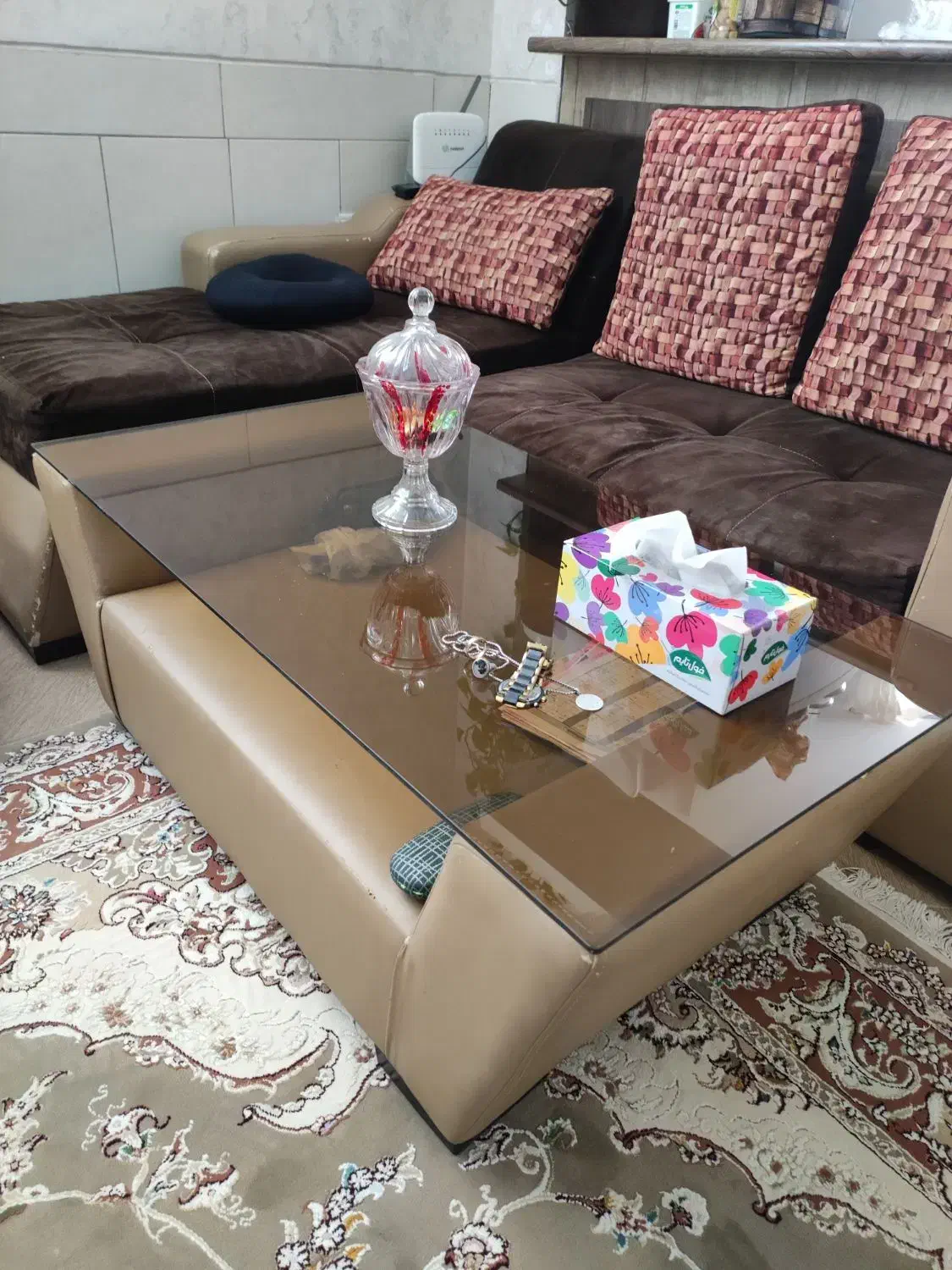 مبل ۷ نفره همراه یک کاناپه با ۴ میز عسلی|مبلمان خانگی و میز عسلی|اصفهان, برزان|دیوار