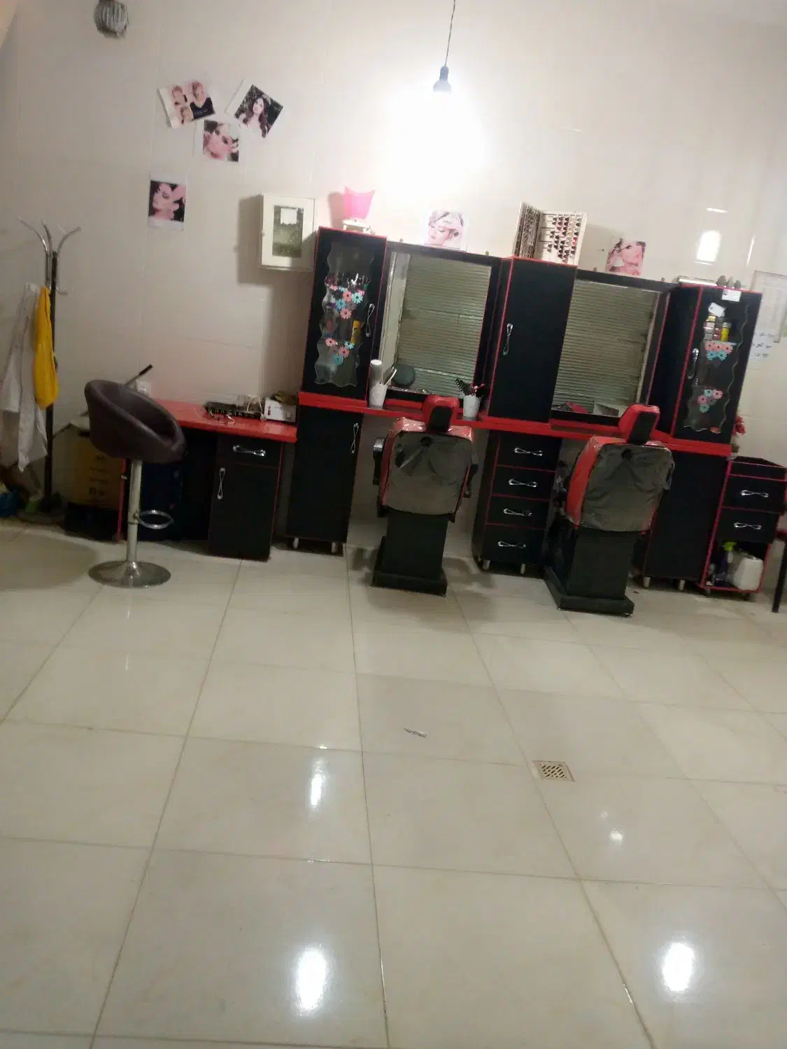 فروش تمام وسایل کامل سالن زیبایی درحد نو...|آرایشگاه و سالن‌های زیبایی|سنندج, |دیوار