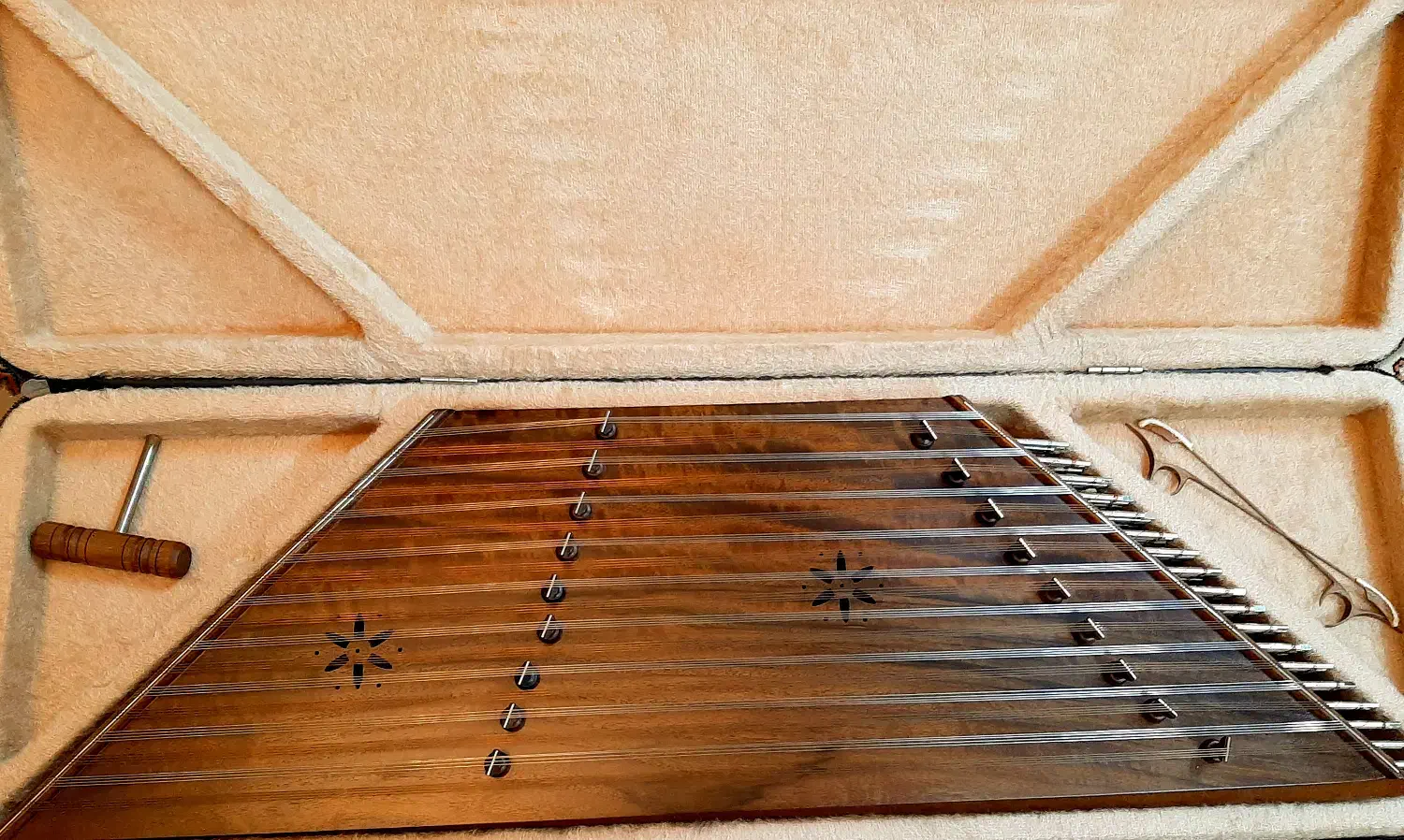 سنتور|سازهای سنتی|ری, علایین|دیوار