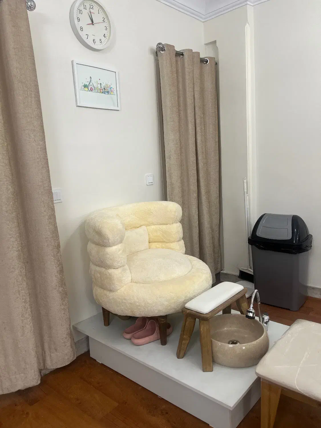 اجاره اتاق ۱۲متری به همه لاینها در سالن زیبایی|اجارهٔ دفتر کار، اتاق اداری، مطب|تهران, تهرانپارس غربی|دیوار