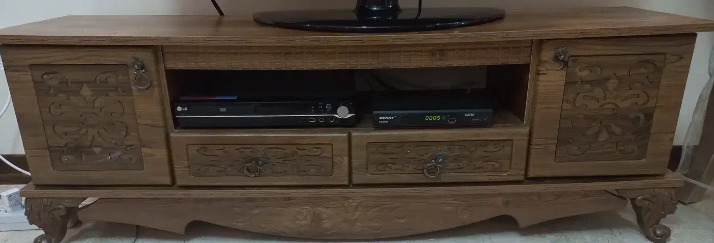 تلویزیون ۴۲ اینچ ال جی و میز تلویزیون و دی وی دی|تلویزیون و پروژکتور|تهران, امیریه|دیوار