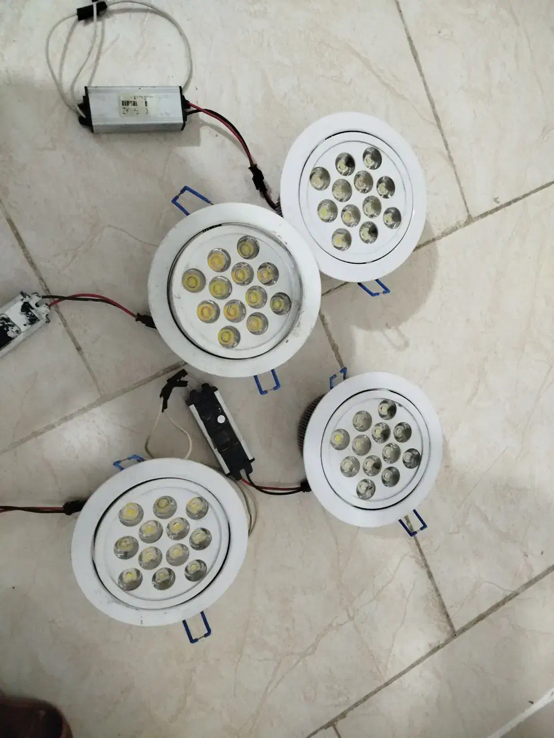 لامپ ۱۲ وات درون کار|لامپ و چراغ|پیشوا, |دیوار