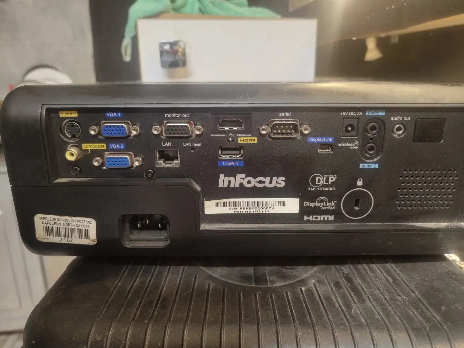 یک دستگاه ویدیو پرژکتور  HD|تلویزیون و پروژکتور|اندیشه, اندیشه فاز ۴|دیوار