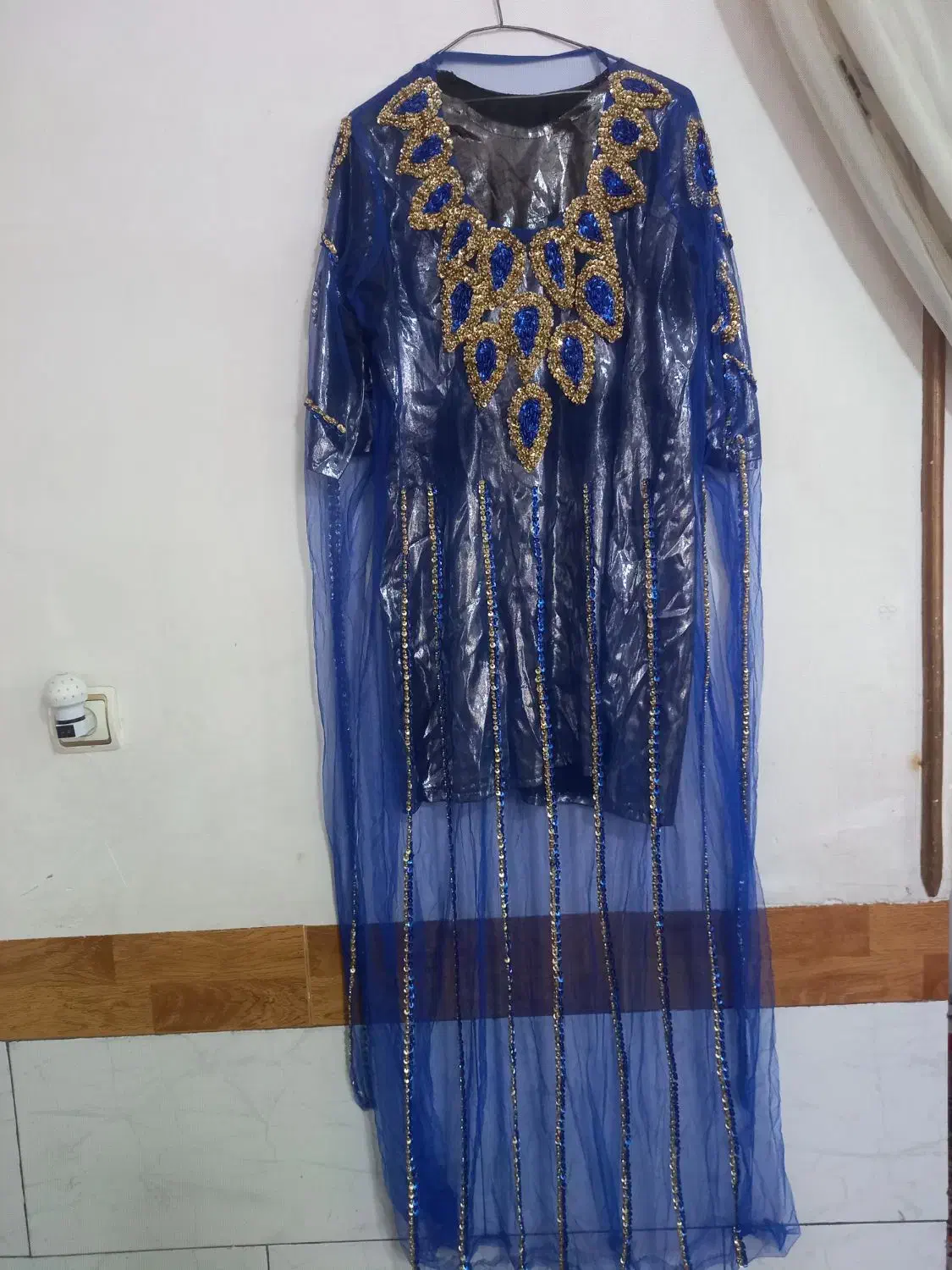 لباس مجلسی|لباس|صحنه, |دیوار