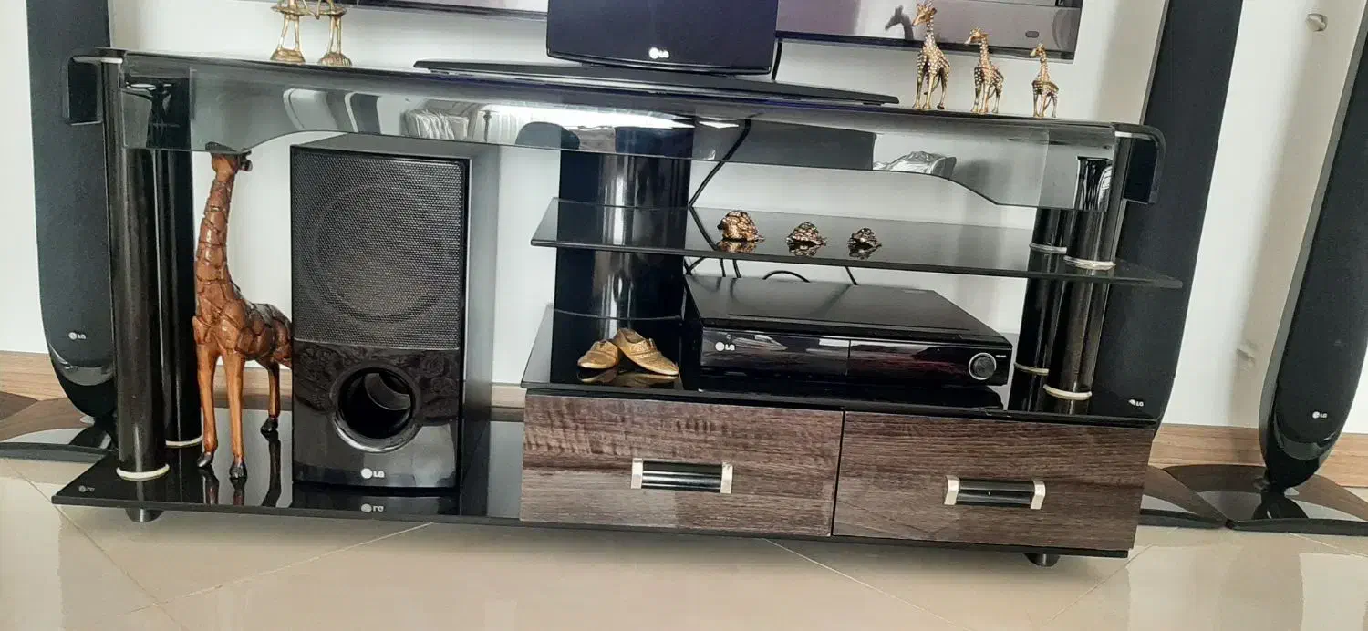 فروش میز Tv شیشه سکوریتی در حد نو نو|میز تلویزیون|بروجرد, |دیوار