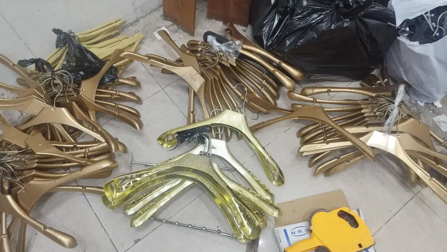 ۲ عدد ویترین مغازه+۵۰عدد کاور+مانکن|فروشگاه و مغازه|رشت, کوی بیانی|دیوار