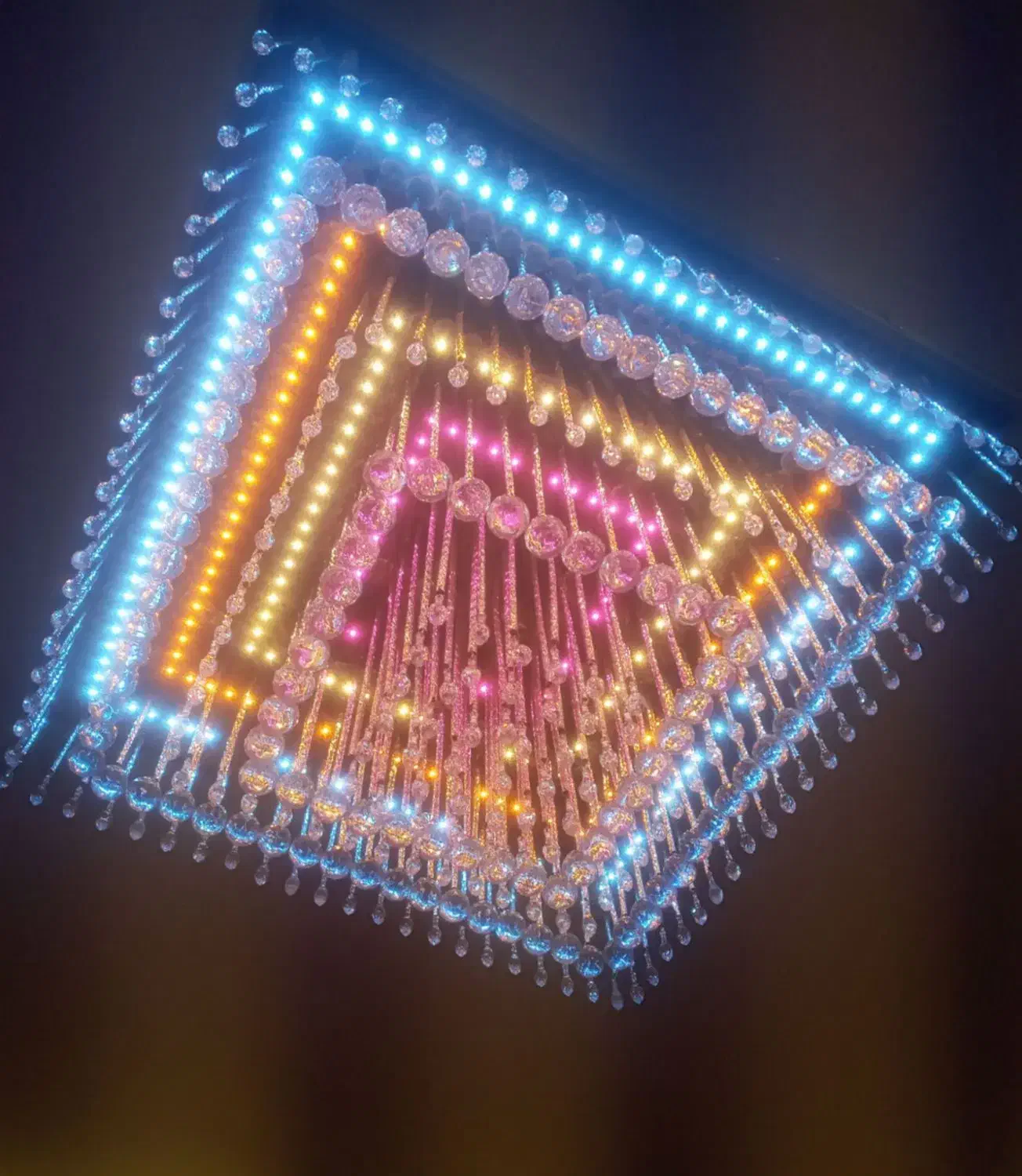 طراحی لوستر های کریستالی مربع|لوستر و چراغ آویز|شهرکرد, |دیوار