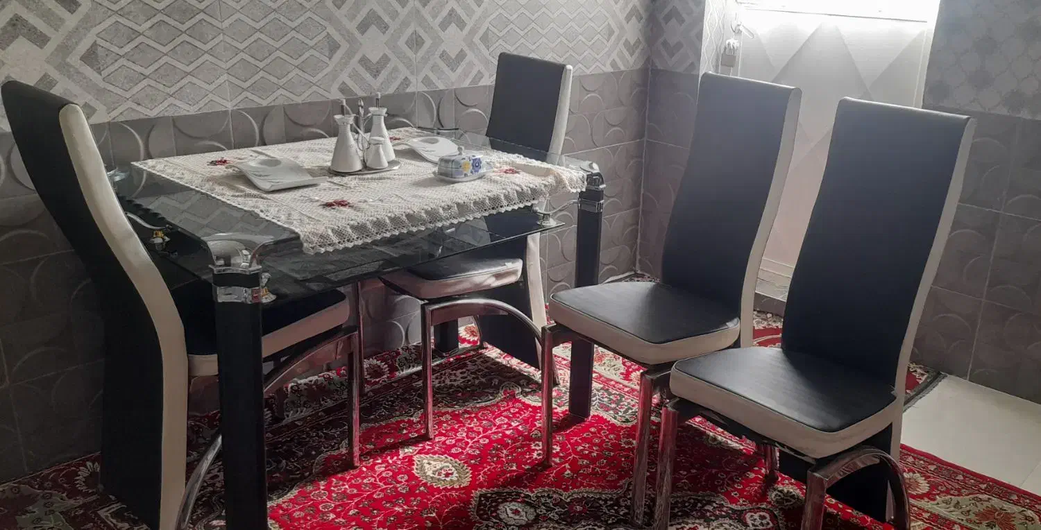 میزناهارخوری ۴ نفره شیشه ای باطرح گل تمیزوسالم هست|میز و صندلی غذاخوری|بردسکن, |دیوار