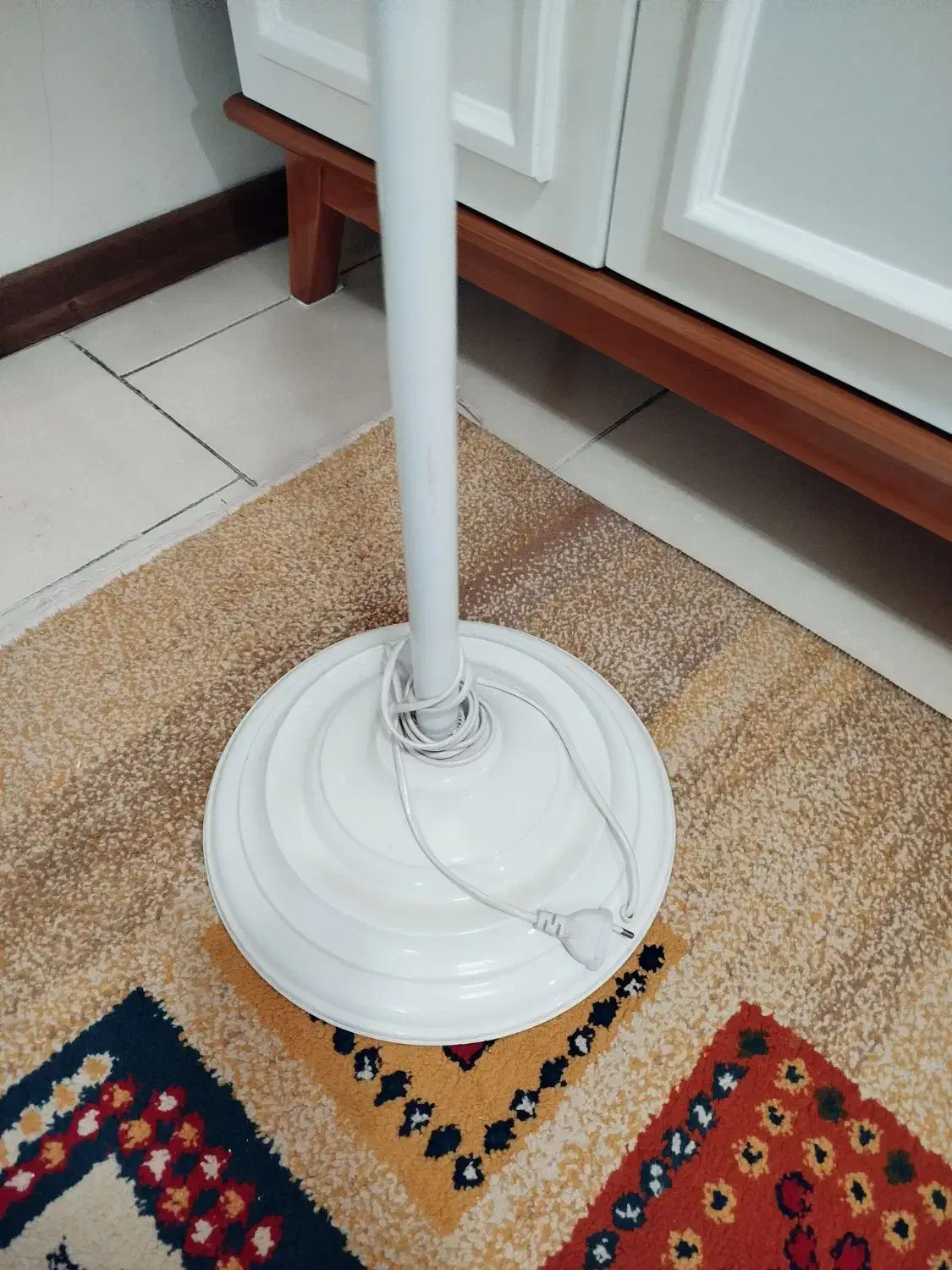 آباژور فلزی کنار سالنی|چراغ خواب و آباژور|پرند, فاز ۴|دیوار