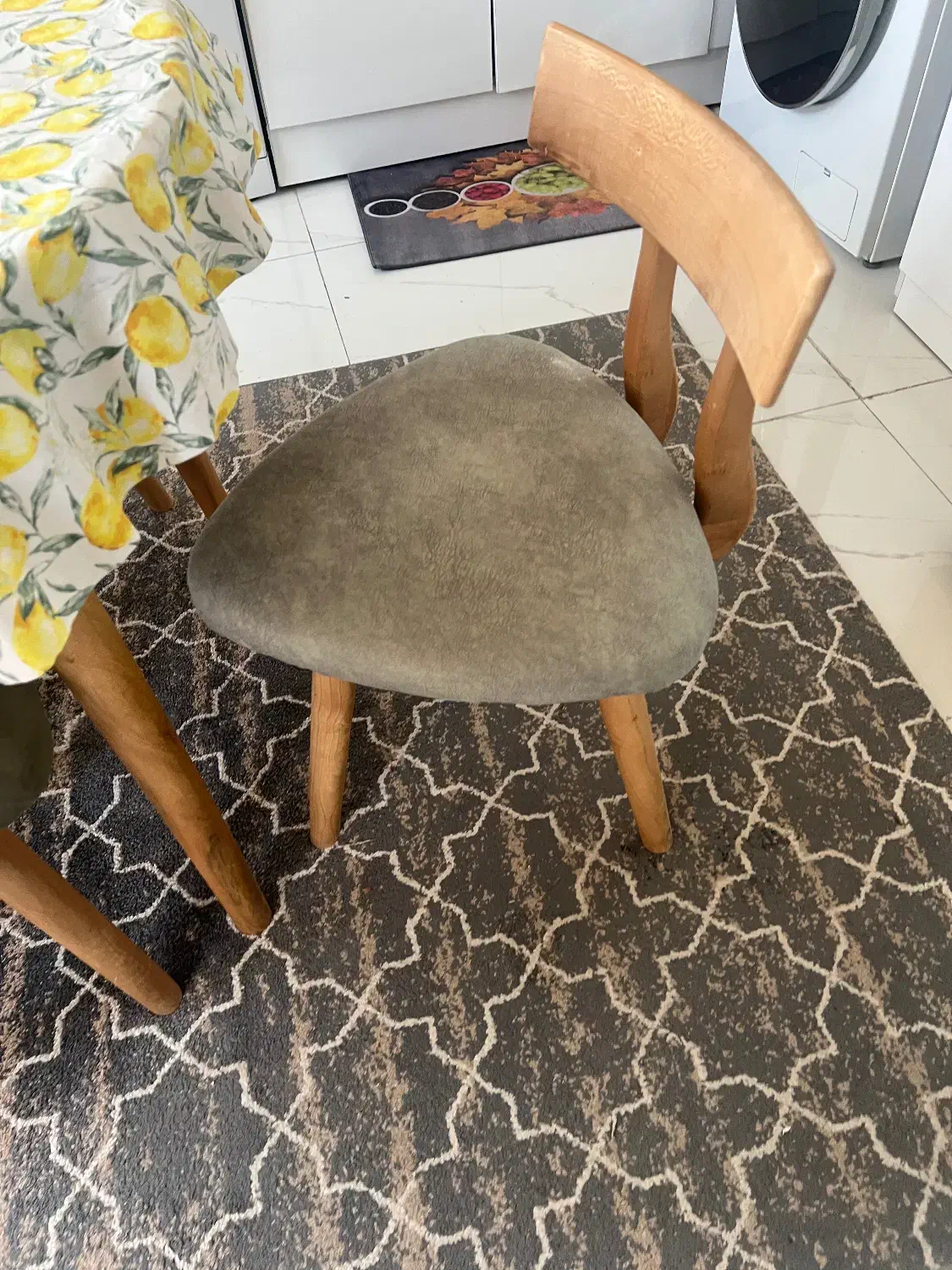 میز‌و‌صندلی|میز و صندلی غذاخوری|شاهین‌شهر, خانه کارگر|دیوار