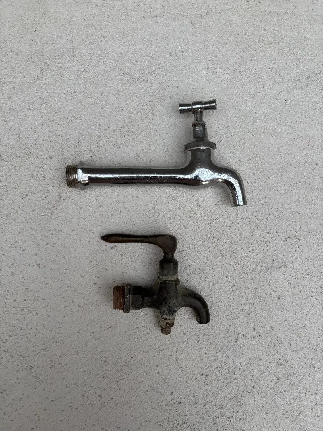 شیر آب قدیمی عتیقه|کلکسیون اشیاء عتیقه|قشم, |دیوار