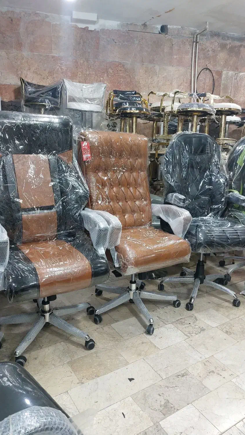 صندلی پشت توری مدیریتی اداری کامپیوتری اپنی میز|دفتر کار|مشهد, طلاب|دیوار