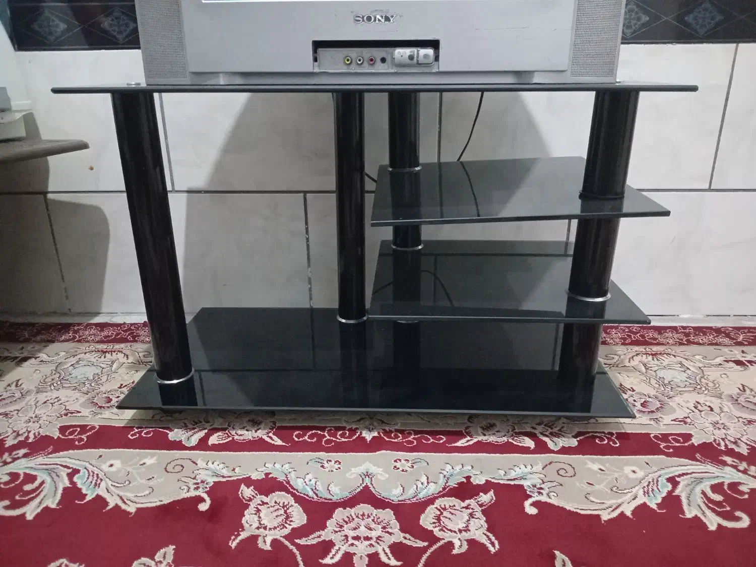 میز تلویزیون شیشه ای وتلویزیون ۲۴ اینج|تلویزیون و پروژکتور|فسا, |دیوار