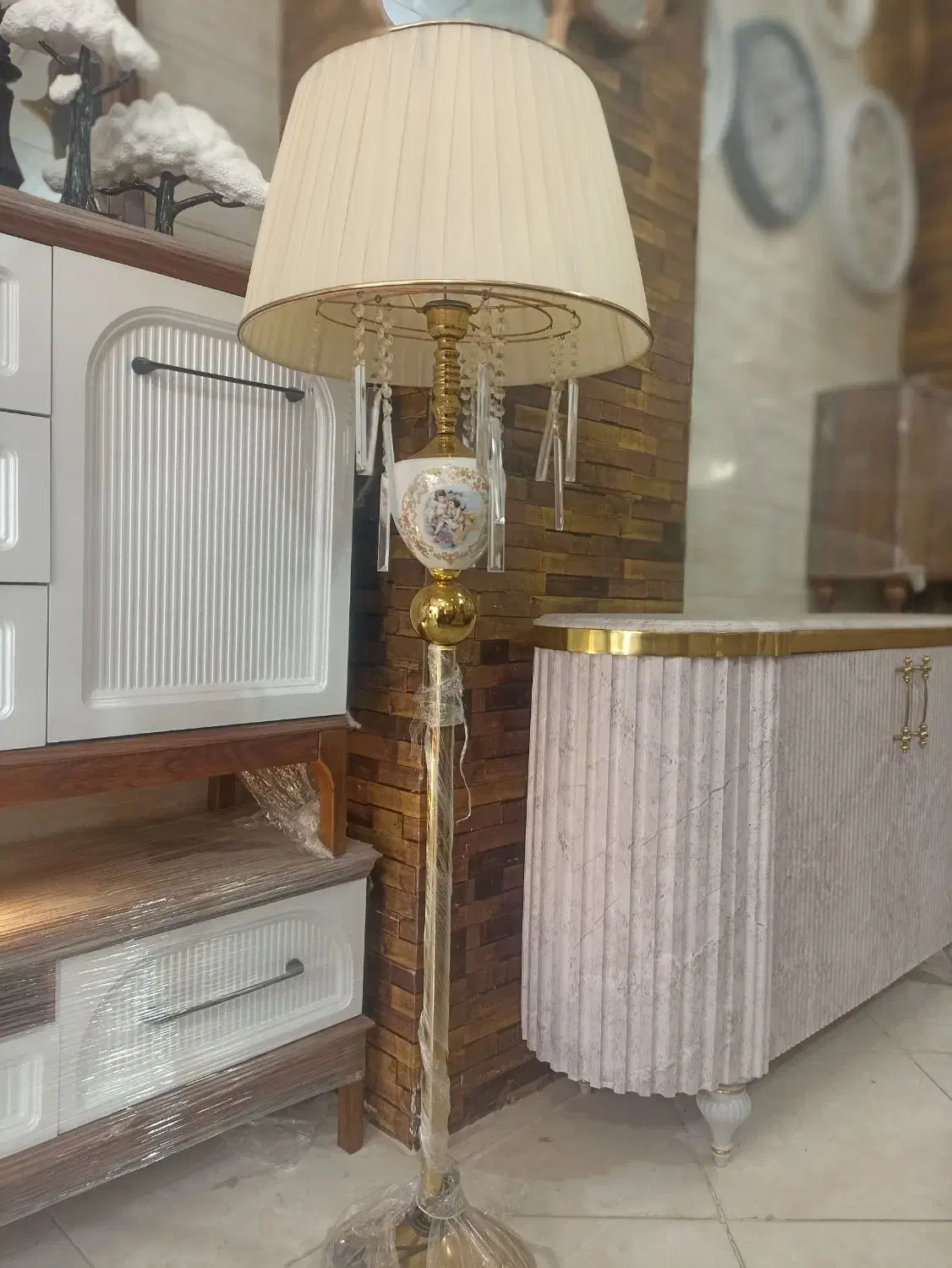 آباژور ایستاده|چراغ خواب و آباژور|فردوسیه, |دیوار