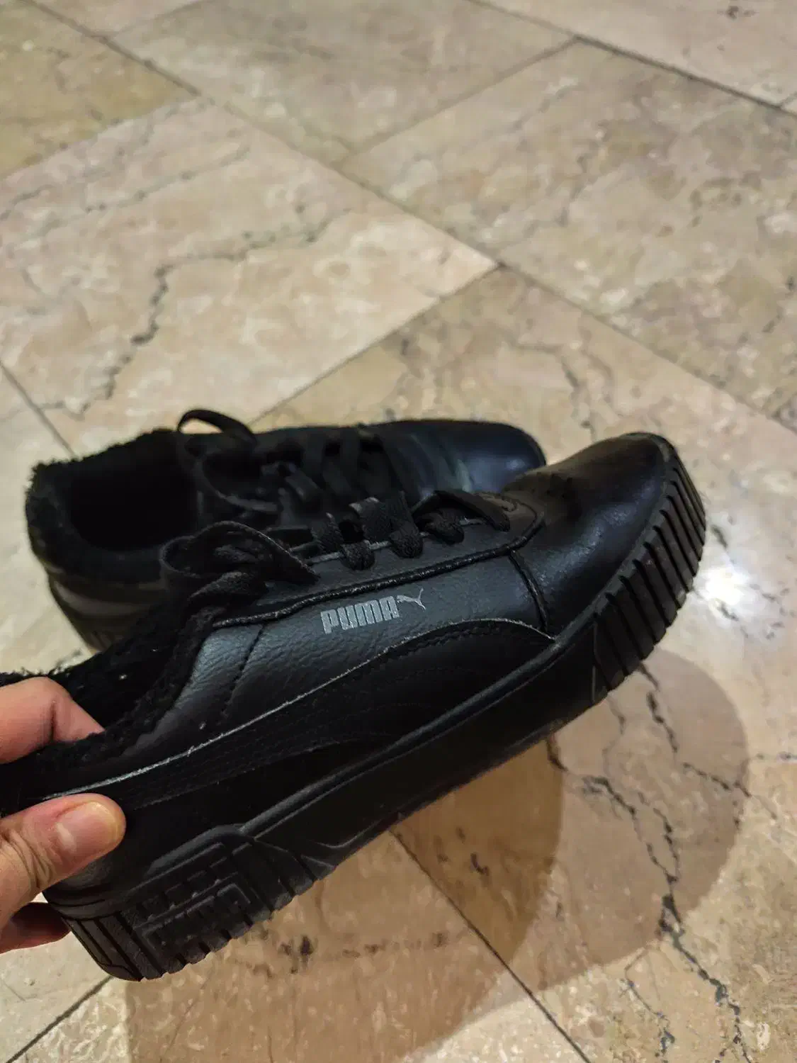 کفش اسپرت|کیف، کفش، کمربند|اندیشه, اندیشه فاز ۱|دیوار