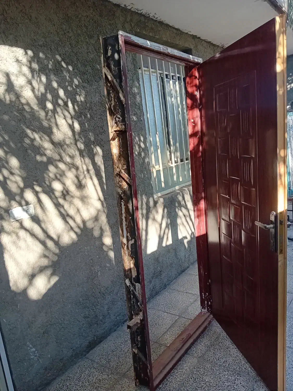 درب چوبی با چار چوب آهنی|مصالح و تجهیزات ساختمان|شاهرود, |دیوار