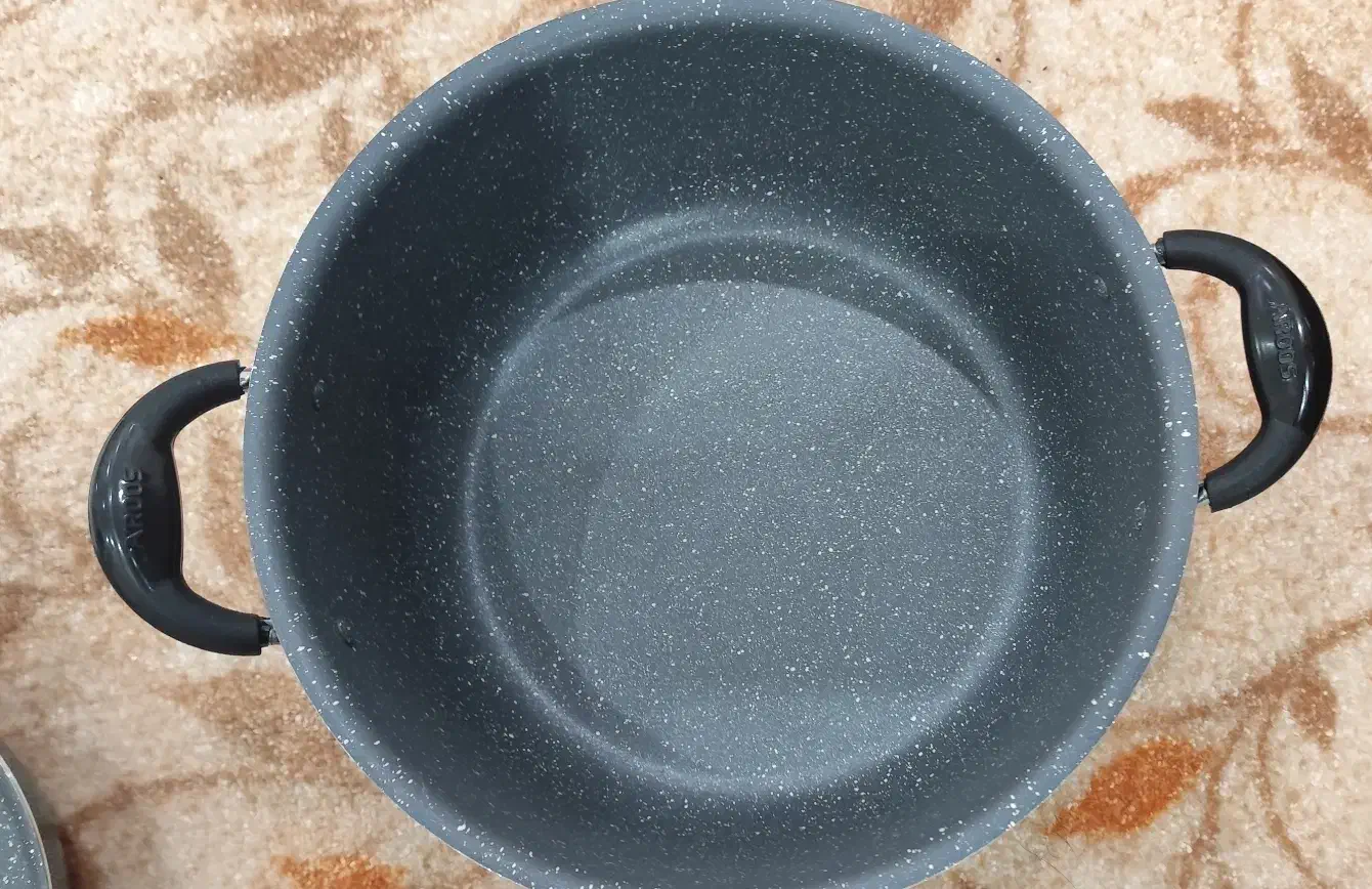 قابلمه و تابه عروس|ظروف پخت‌وپز|برخوار, |دیوار