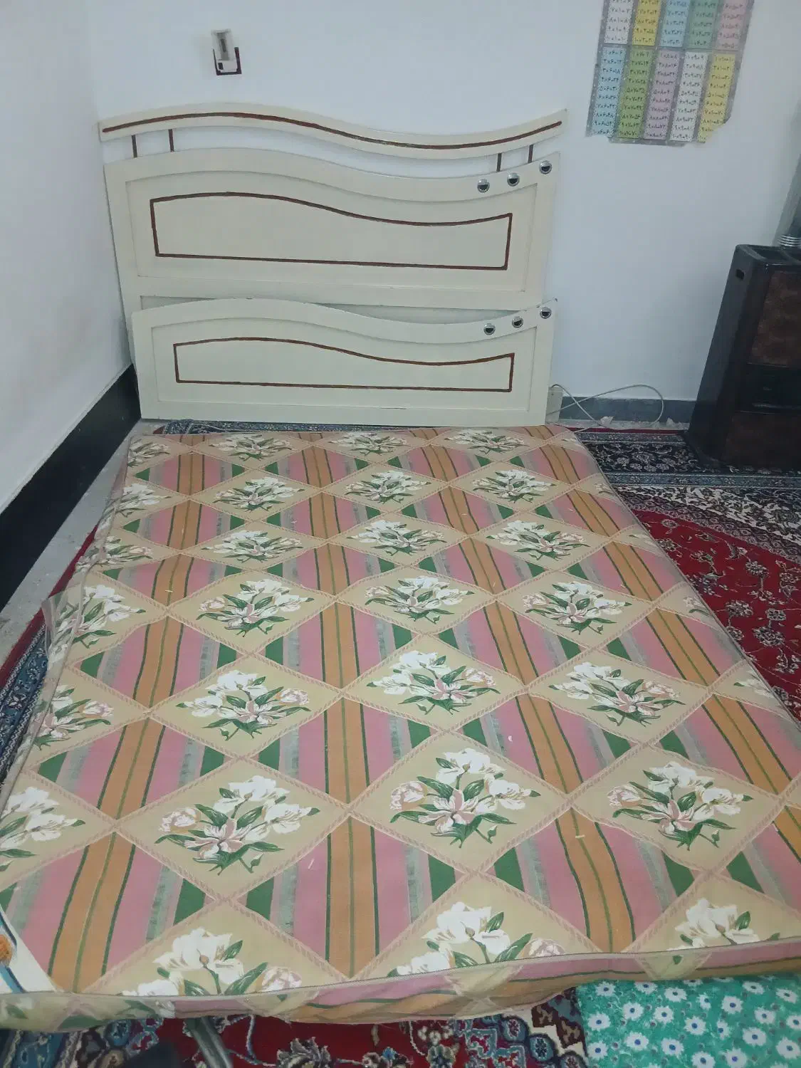 یک تخت دونفره|تخت و سرویس خواب|اسفراین, |دیوار