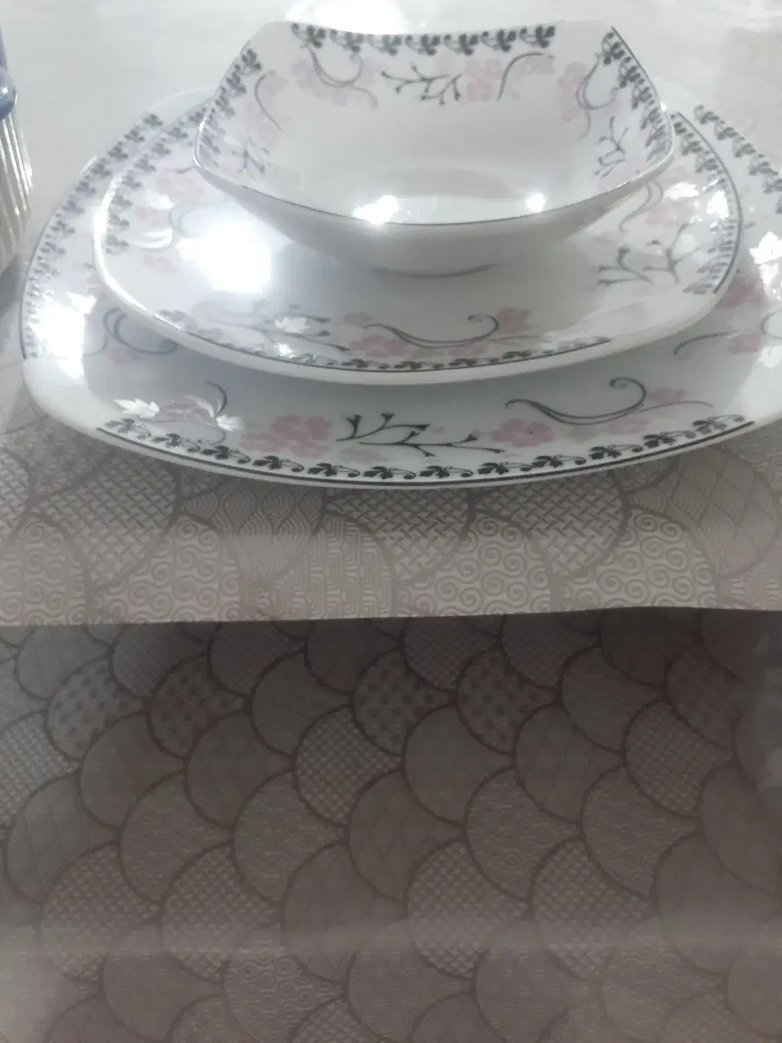 چینی ۲۴ نفره سالم|ظروف سرو و پذیرایی|دهگلان, |دیوار