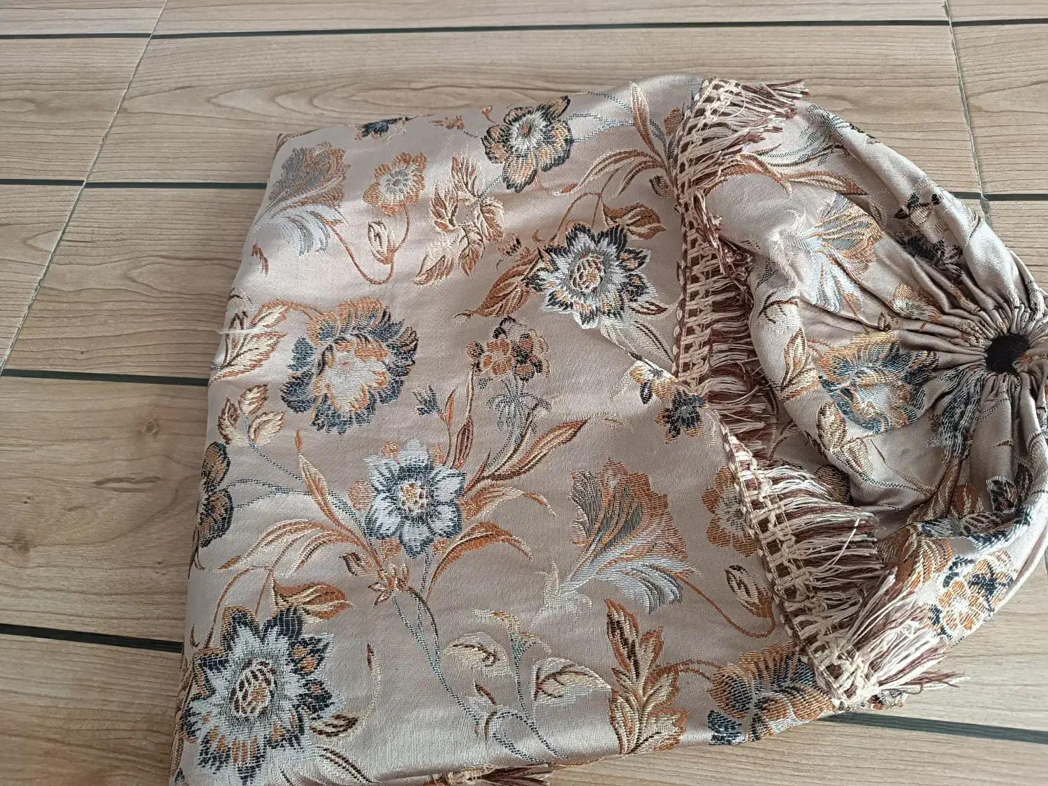 روی بالش|رختخواب، بالش، پتو|کرمانشاه, |دیوار