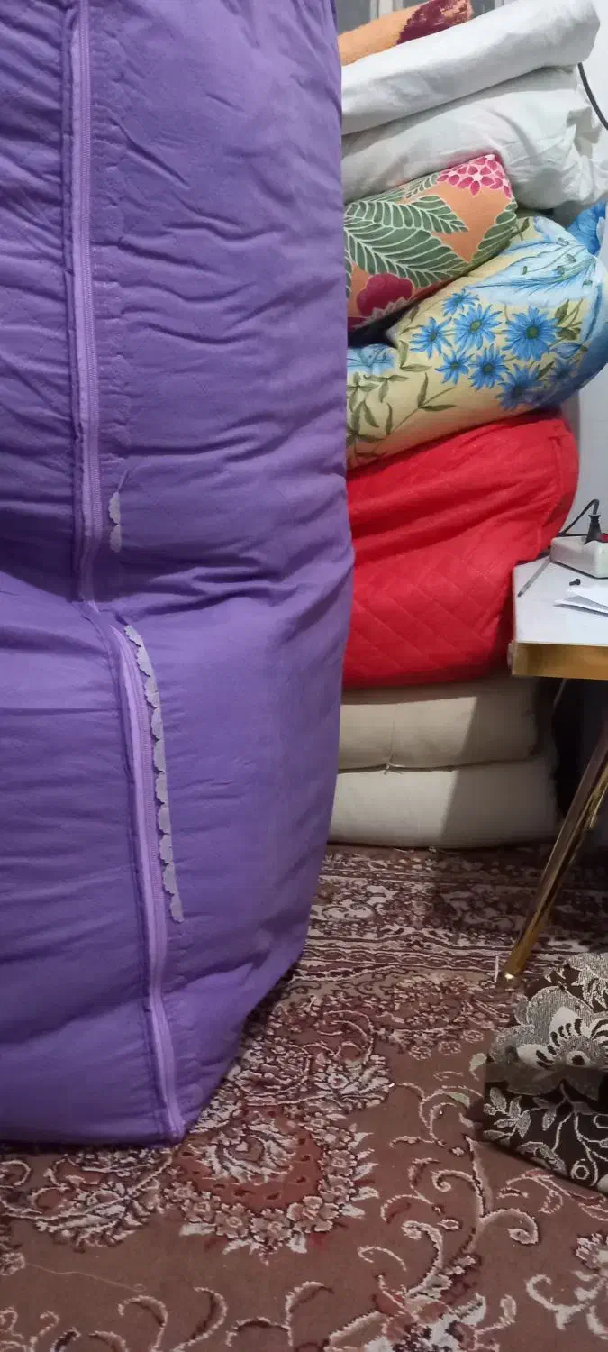 چند دست رختخواب در حد|رختخواب، بالش، پتو|آشخانه, |دیوار