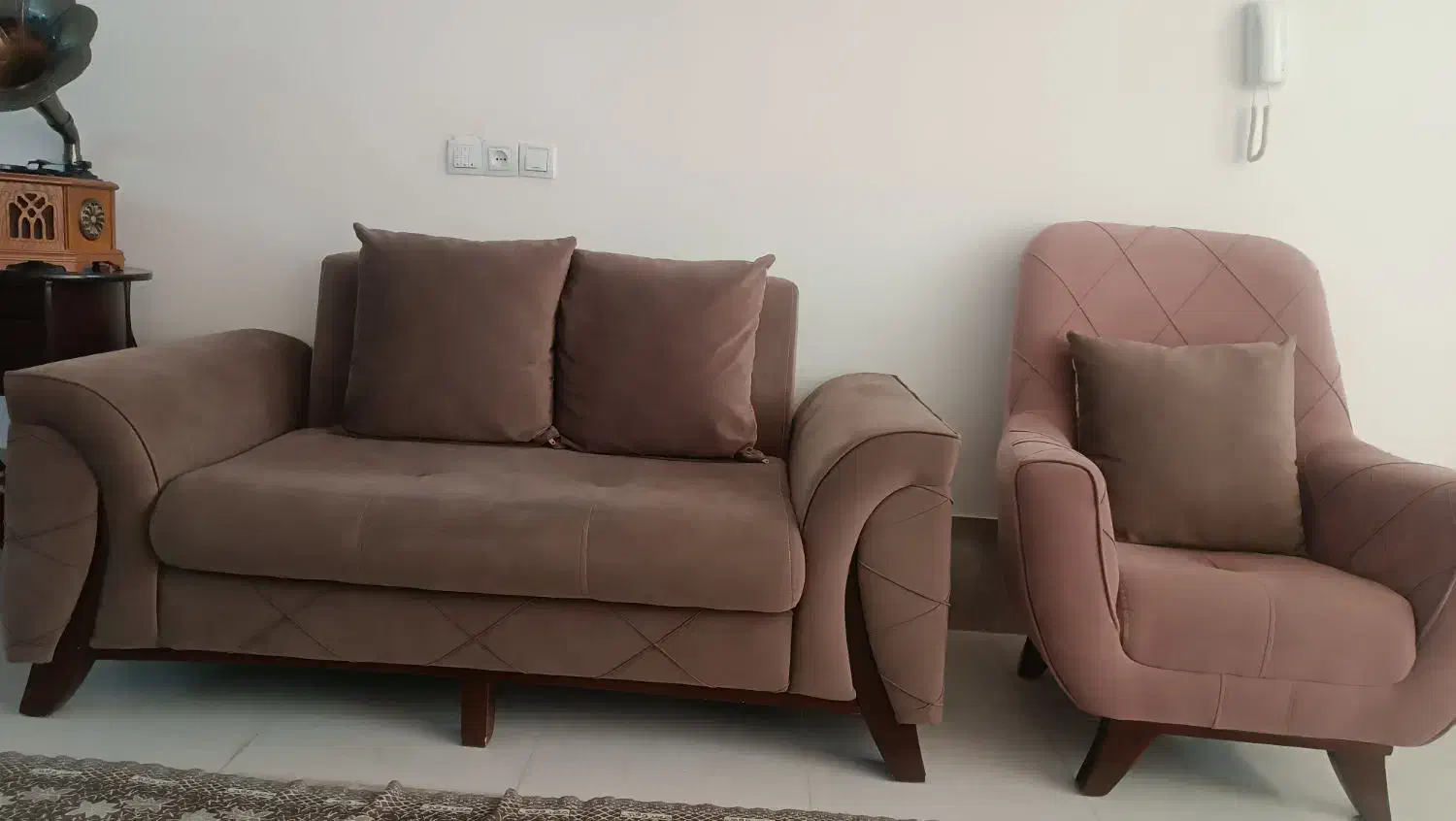 مبل۷نفره کاملا سالم|مبلمان خانگی و میز عسلی|شیراز, کوشک میدان|دیوار