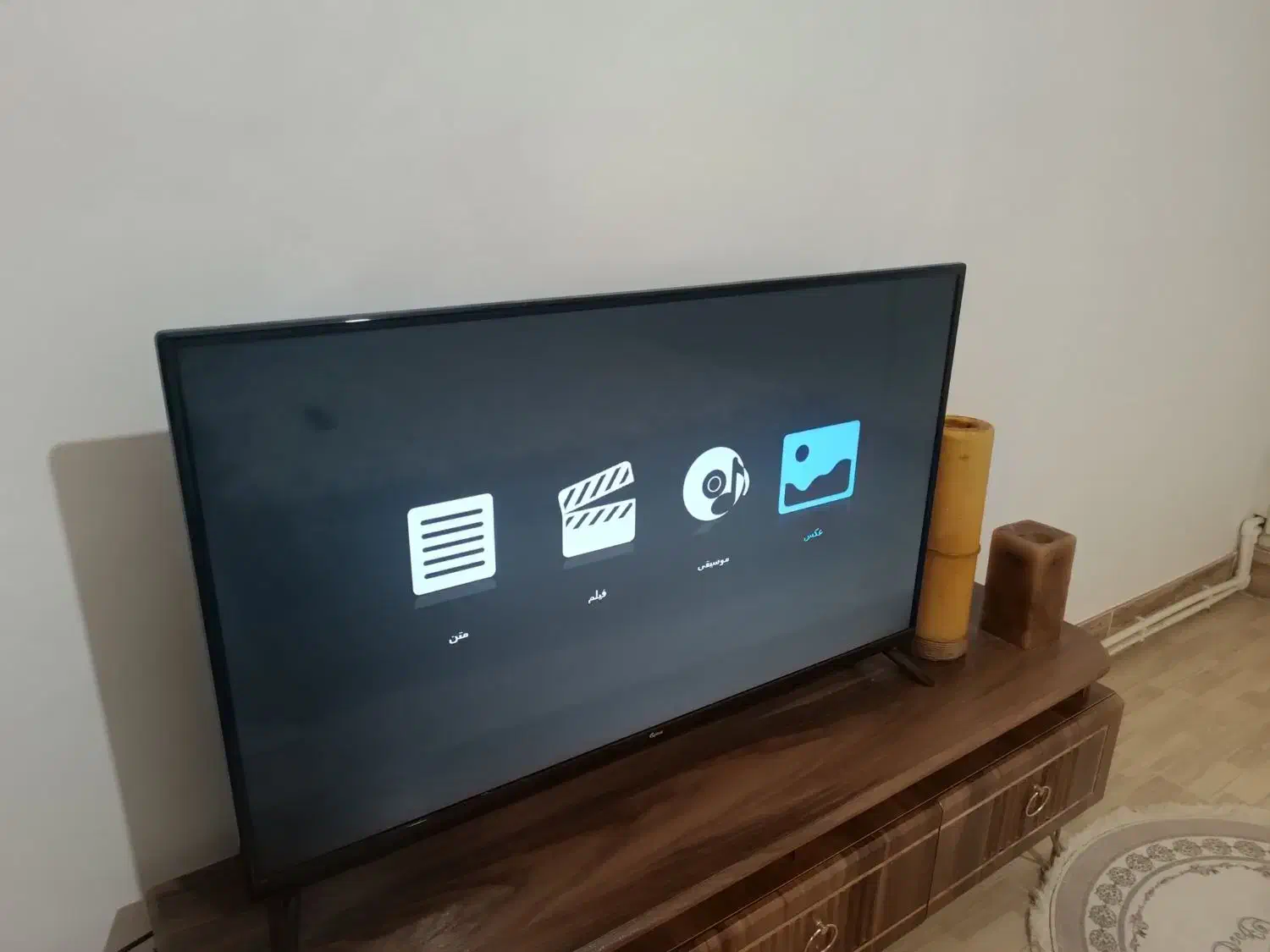 تلویزیون|تلویزیون و پروژکتور|میانه, |دیوار