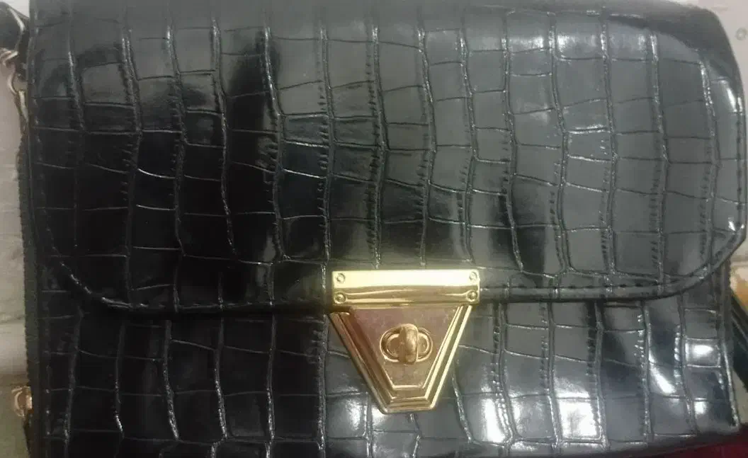 کیف دوشی|کیف، کفش، کمربند|دورود, |دیوار