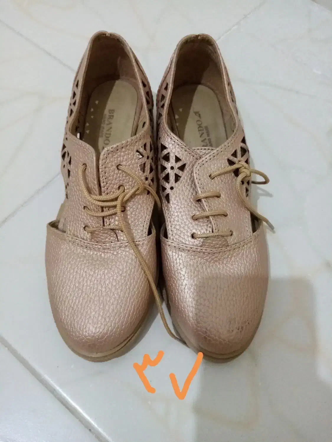 کفش ها در حد|کیف، کفش، کمربند|رباط‌کریم, رباط‌کریم|دیوار