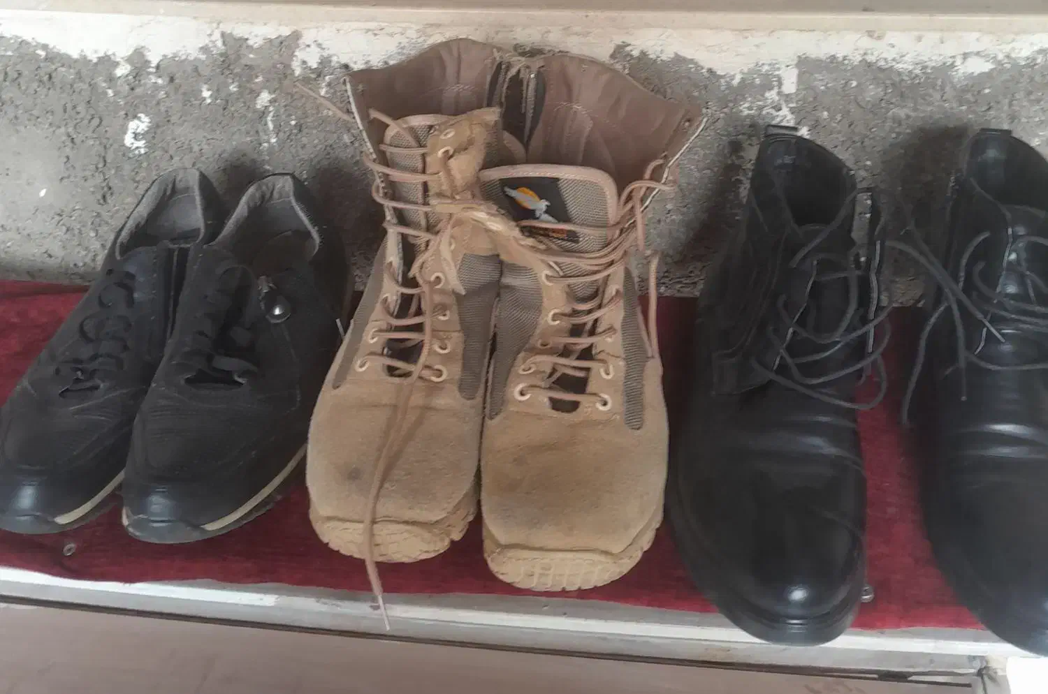 کفش|کیف، کفش، کمربند|گالیکش, |دیوار