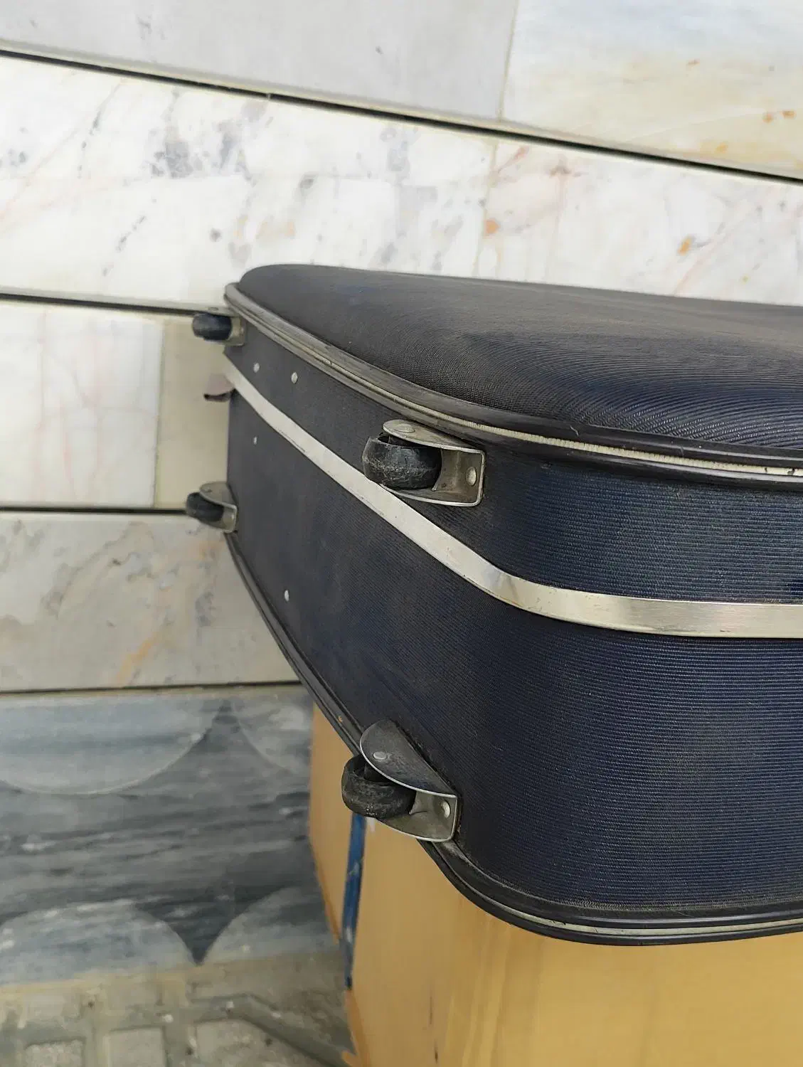 چمدان قدیمی|کلکسیون اشیاء عتیقه|تکاب, |دیوار