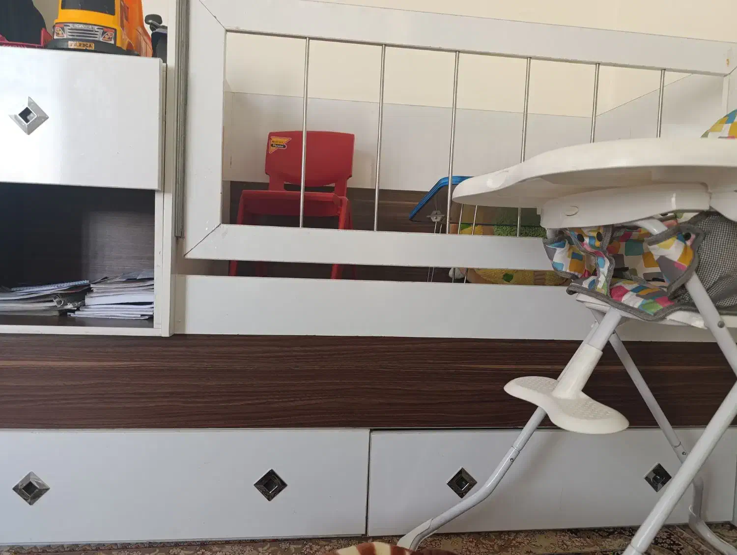 تخت کودک و صندلی غذا|اسباب و اثاث بچه|شیراز, منطقه هوایی شهید دوران|دیوار