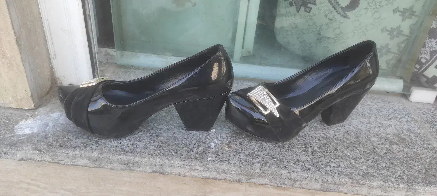 کفش مجلسی|کیف، کفش، کمربند|قم, وادی السلام|دیوار