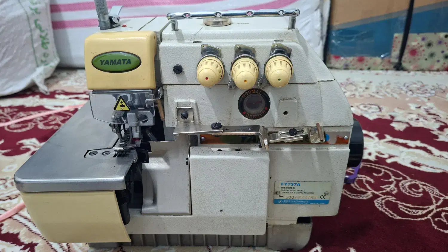 یک عدد چرخ زیگزال سه نخ یاماتا.سالم با میز و|چرخ خیاطی و ریسندگی|صباشهر, |دیوار