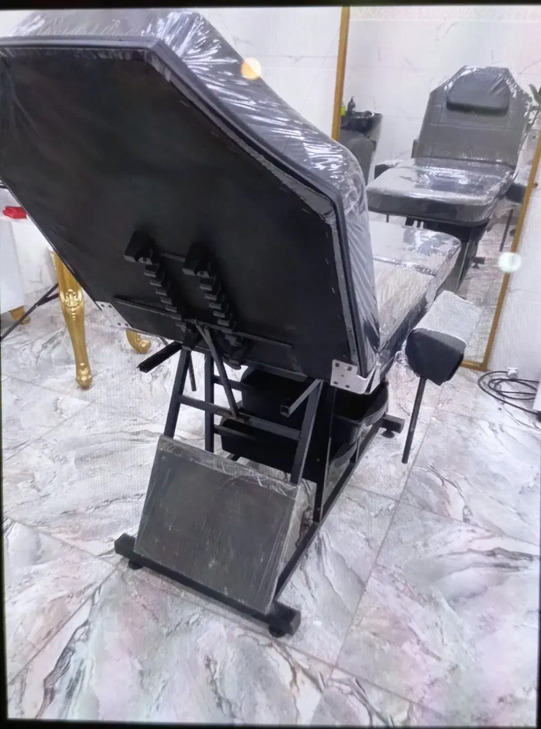 تخت مژه|آرایشگاه و سالن‌های زیبایی|رشت, گیل|دیوار