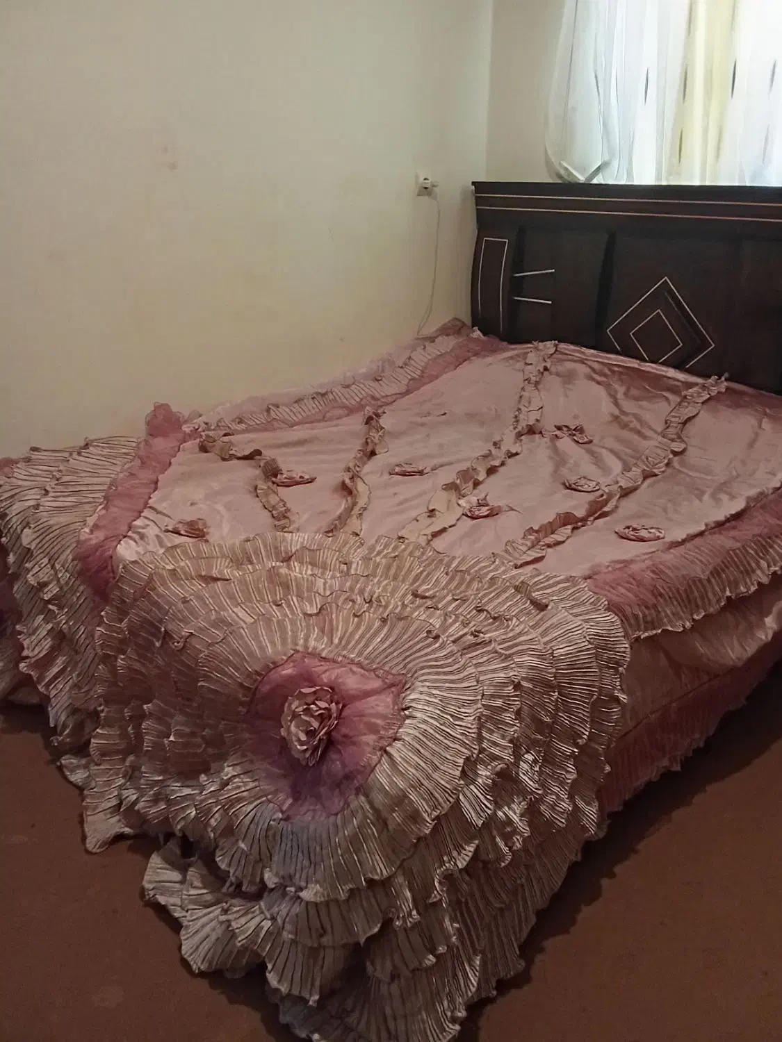 روتختی کالباسی ب تنهایی رو بالشتی نداره|سرویس روتختی|فولادشهر, مسکن مهر فولادشهر|دیوار