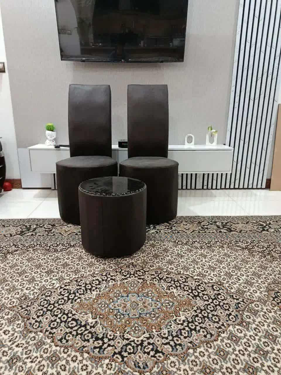 مبل چرم ۷ نفره + ۲ میزبان|مبلمان خانگی و میز عسلی|میبد, |دیوار