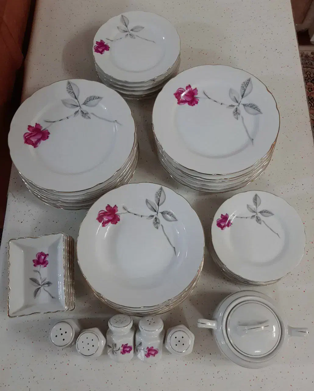 چینی قدیمی گل رز ژاپن|ظروف سرو و پذیرایی|یزد, |دیوار