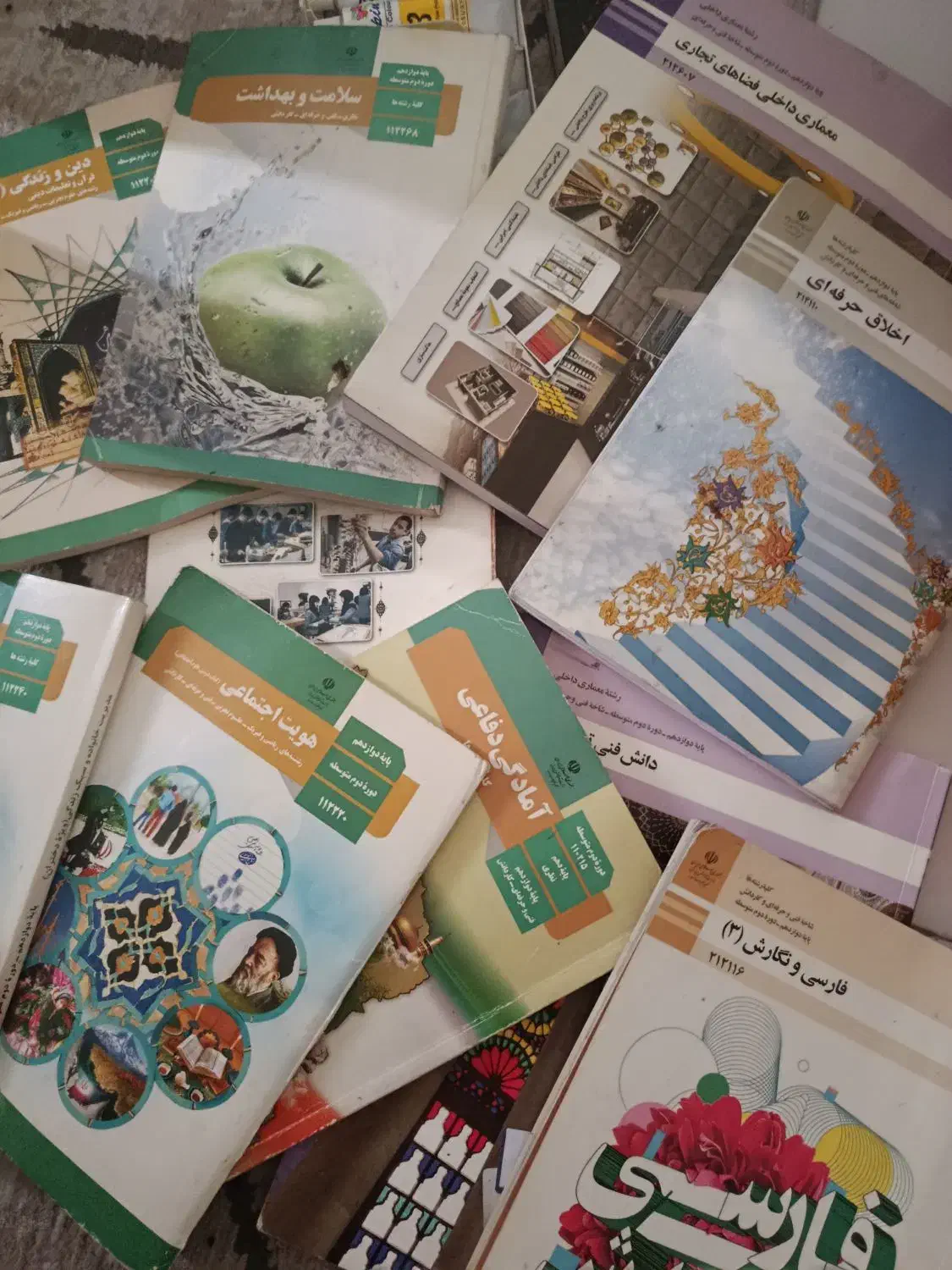 کتاب های عمومی و یه کتاب معماری تخصصی برای سال اخر|کتاب و مجله آموزشی|گرگان, |دیوار