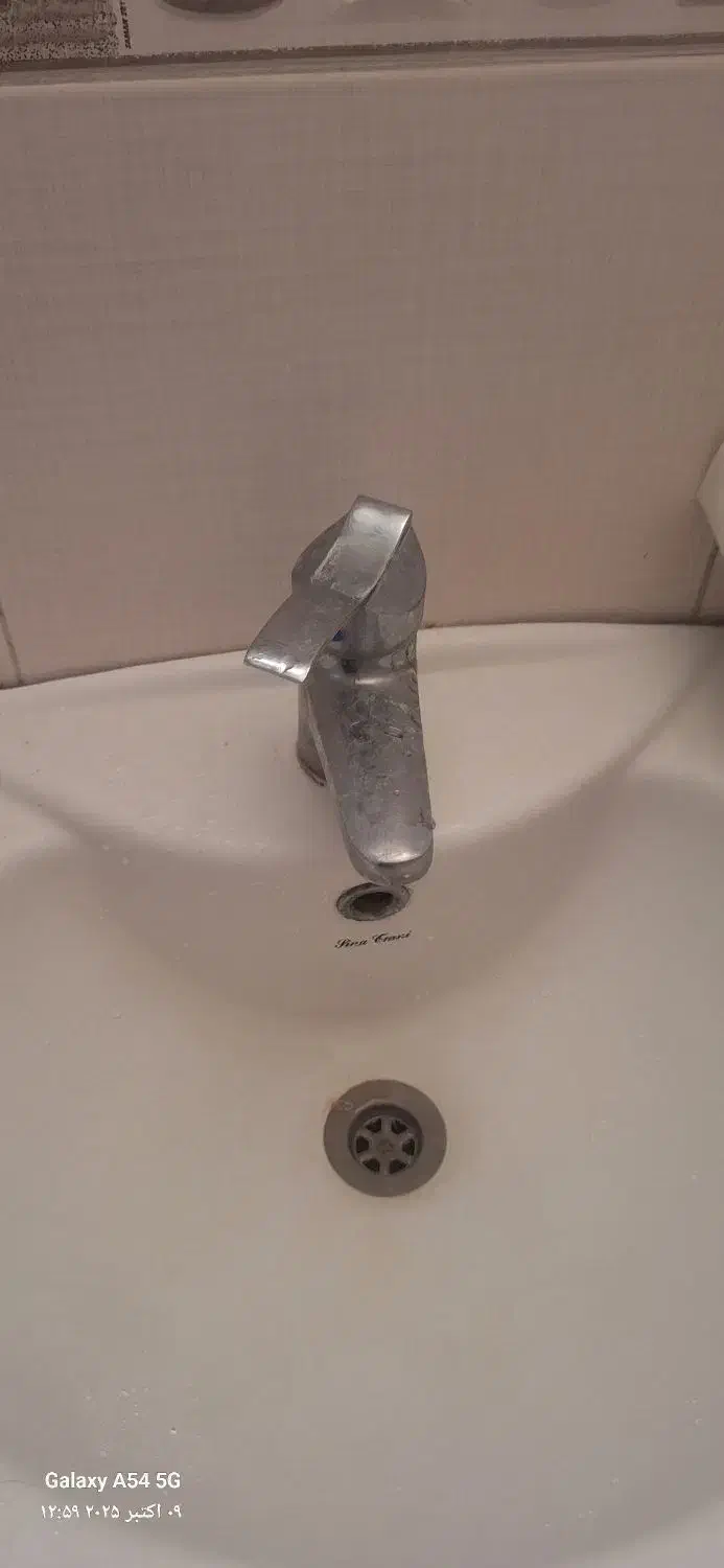 یک روشویی سالم با پایه سالم سفید با یک شیر اهرمی|لوازم حمام|شیراز, معالیآباد|دیوار