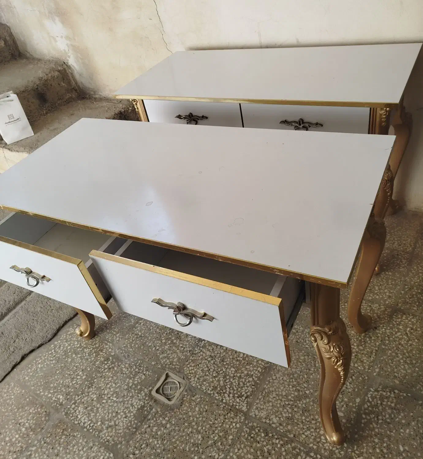 میز ارایشی تمیز|آرایشگاه و سالن‌های زیبایی|یاسوج, |دیوار