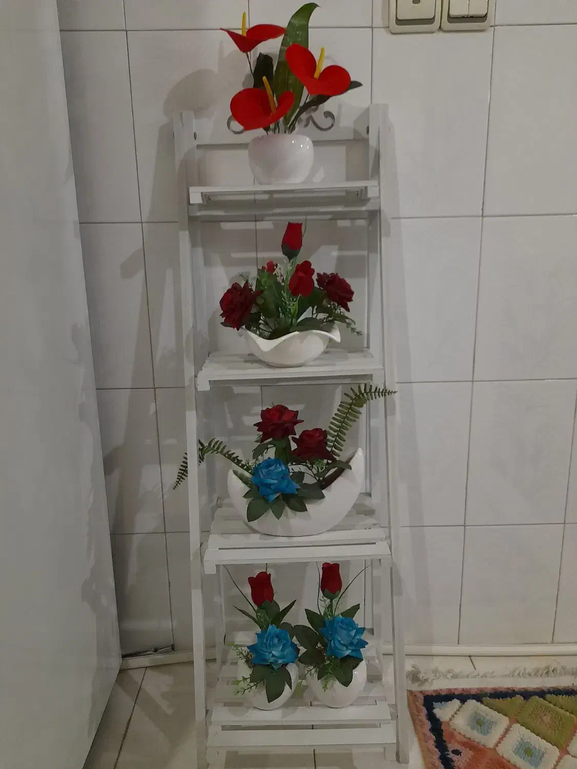 یک شلف سالم و۴عددگل همگی سالم|صنایع دستی و سایر لوازم تزئینی|تهران, عبدل‌آباد|دیوار