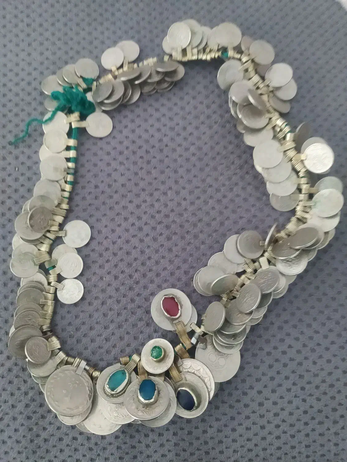 گردن بند عتیقه با سکه های ایرانی وخارجی وشاهی|کلکسیون اشیاء عتیقه|شیراز, صاحب الزمان|دیوار